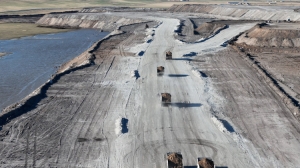 徐工無人電動礦卡行駛在內(nèi)蒙古華能伊敏露天礦區(qū)。受訪對象供圖