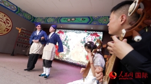 人民網(wǎng)外籍專家湖長明體驗柳琴戲。人民網(wǎng)記者 蘇纓翔攝